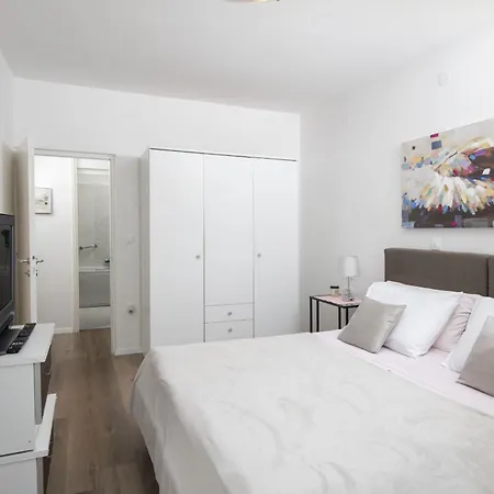 Vila Nika With Sea View And Charming Garden Near Opatija