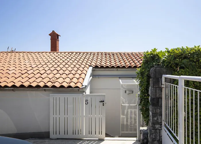 Nika With Sea View And Charming Garden Near Opatija